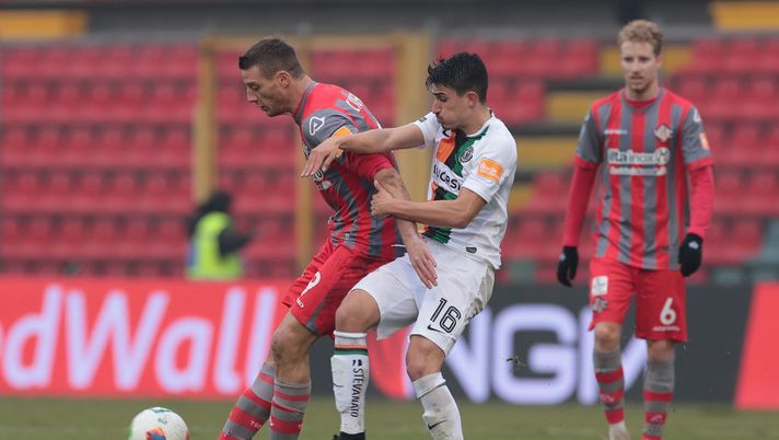 CREMONA, ITALY - JANUARY 18:  Daniel Ciofani of US Cremonese competes for the ball with Luca Fiordilino of Venezia FC during the Serie B match between US Cremonese and Venezia at Stadio Giovanni Zini on January 18, 2020 in Cremona, Italy.  (Photo by Emilio Andreoli/Getty Images) 