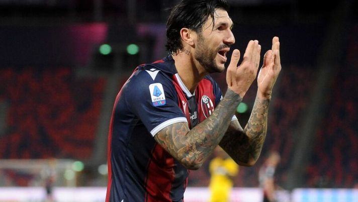 BOLOGNA, ITALY - SEPTEMBER 28: Roberto Soriano of Bologna FC celebrates afterscoring his team's and his second goal during the Serie A match between Bologna FC and Parma Calcio at Stadio Renato Dall'Ara on September 28, 2020 in Bologna, Italy. (Photo by Mario Carlini / Iguana Press/Getty Images) Cinque centrocampisti da schierare alla 18a giornata, tra scommesse e big - immagine 1