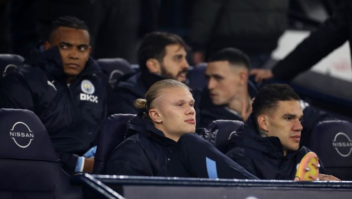 MANCHESTER, ENGLAND - NOVEMBER 09: Erling Haaland of Manchester City looks on from the bench prior to the Carabao Cup Third Round match between Manchester City and Chelsea at Etihad Stadium on November 09, 2022 in Manchester, England. (Photo by Lewis Storey/Getty Images) Inghilterra, club di 7′ divisione chiede al City il prestito di Haaland: “Allenati con noi per un mese” - immagine 1