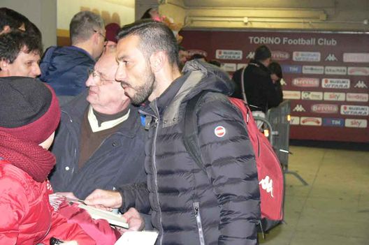 Fabio Quagliarella firma autografi e scatta foto con i tifosi dopo Torino-Verona Fabio Quagliarella firma autografi e scatta foto con i tifosi dopo Torino-Verona