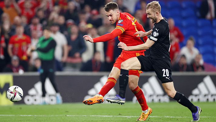 CARDIFF, WALES - MARCH 24: Aaron Ramsey of Wales shoots under pressure from Konrad Laimer of Austria during the 2022 FIFA World Cup Qualifier knockout round play-off match between Wales and Austria at Cardiff City Stadium on March 24, 2022 in Cardiff, Wales. (Photo by Ryan Pierse/Getty Images) Finalmente sano, Ramsey pronto per affrontare il Celtic nel derby Old Firm di domenica - immagine 1