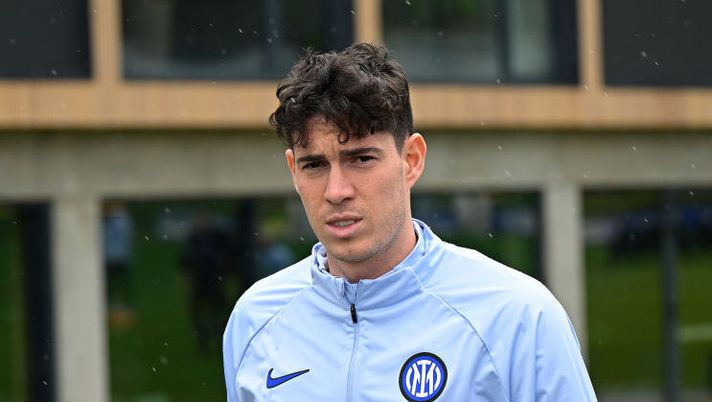 COMO, ITALY - OCTOBER 20: Alessandro Bastoni of FC Internazionale looks on during the FC Internazionale training session at the club's training ground Suning Training Center at Appiano Gentile on October 20, 2023 in Como, Italy. (Photo by Mattia Ozbot - Inter/Inter via Getty Images) Bastoni: “Non è stato facile stare a casa, ora sto bene. Quando tornerò in campo” - immagine 1