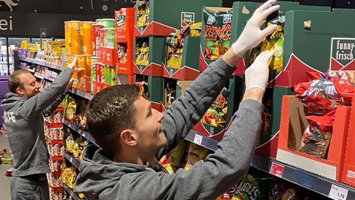 Wolfsburg al lavoro: non in campo, ma sugli scaffali dei supermercati cittadini Wolfsburg al lavoro: non in campo, ma sugli scaffali dei supermercati cittadini