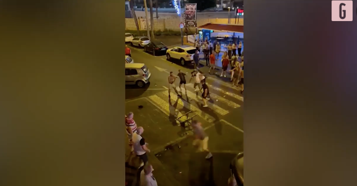 Già iniziata Galles Inghilterra: rissa tra le due tifoserie | VIDEO Già iniziata Galles Inghilterra: rissa tra le due tifoserie | VIDEO