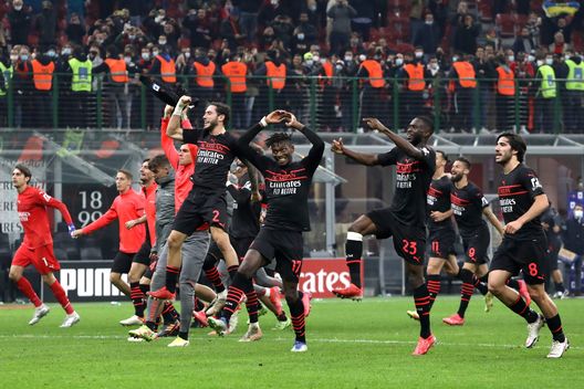 Il Milan esulta sotto la curva. Il Milan esulta sotto la curva.