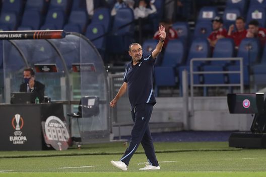 ROME, ITALY - SEPTEMBER 30: Maurizio Sarri, Head Coach of SS Lazio acknowledges the fans during the UEFA Europa League group E match between SS Lazio and Lokomotiv Moskva at Olimpico Stadium on September 30, 2021 in Rome, Italy. (Photo by Paolo Bruno/Getty Images) ROME, ITALY - SEPTEMBER 30: Maurizio Sarri, Head Coach of SS Lazio acknowledges the fans during the UEFA Europa League group E match between SS Lazio and Lokomotiv Moskva at Olimpico Stadium on September 30, 2021 in Rome, Italy. (Photo by Paolo Bruno/Getty Images)