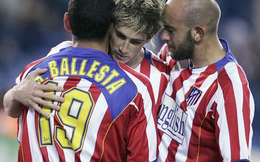 Fernando Torres si congratula con Salva Ballesta e Colsa dopo un gol dei Colchoneros Fernando Torres si congratula con Salva Ballesta e Colsa dopo un gol dei Colchoneros