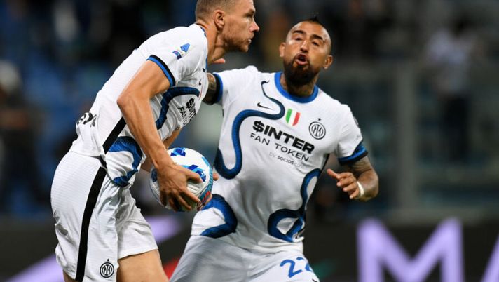 REGGIO NELL'EMILIA, ITALY - OCTOBER 02: Edin Dzeko of FC Internazionale celebrates after scoring their team's first goal during the Serie A match between US Sassuolo v FC Internazionale at Mapei Stadium - Citta' del Tricolore on October 02, 2021 in Reggio nell'Emilia, Italy. (Photo by Alessandro Sabattini/Getty Images) I voti ufficiali al fantacalcio: che Dzeko! Boga super, bene Barella, Calhanoglu e Correa flop - immagine 1