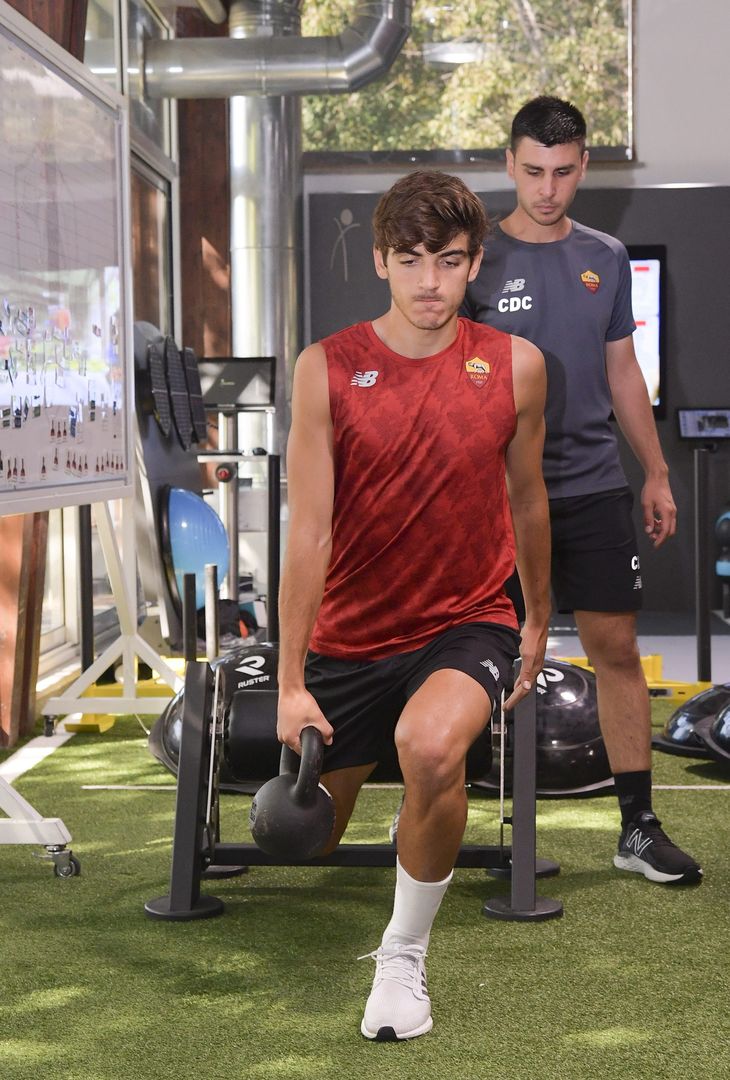  ROME, ITALY - SEPTEMBER 01: AS Roma player Gonzalo Villar during an AS Roma training session in the gym at Centro Sportivo Fulvio Bernardini on September 01, 2021 in Rome, Italy. (Photo by Luciano Rossi/AS Roma via Getty Images) 