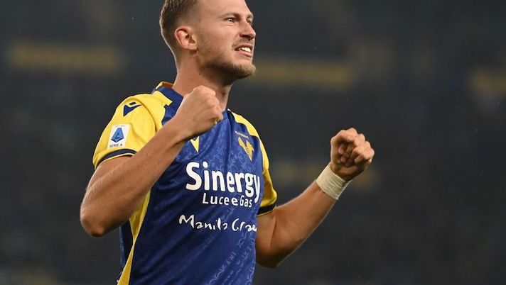 VERONA, ITALY - NOVEMBER 22: Antonin Barak of Hellas Verona
celebrates after scoring the opening goal during the Serie A match between Hellas and Empoli FC at Stadio Marcantonio Bentegodi on November 22, 2021 in Verona, Italy. (Photo by Alessandro Sabattini/Getty Images) Ilic in pole, le certezze Simeone e Barak: prove di formazione per il Verona - immagine 1