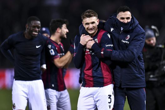 BOLOGNA, ITALY - JANUARY 27: Stefan Posch and Charalampos Lykogiannis of Bologna FC celebrate after the Serie A match between Bologna FC and Spezia Calcio at Stadio Renato Dall'Ara on January 27, 2023 in Bologna, Italy. (Photo by Alessandro Sabattini/Getty Images) Posch: “A Firenze possiamo vincere. Alla nostra portata, come l’ultima volta”- immagine 2