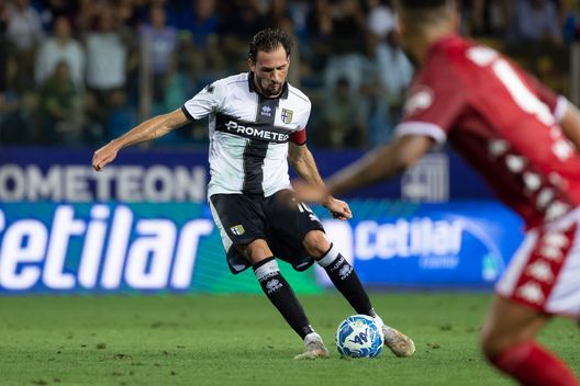 PARMA, ITALY - AUGUST 12: Franco Vazquez of Parma Calcio in action during the Serie B match between Parma Calcio and Bari at Stadio Ennio Tardini on August 12, 2022 in Parma, Italy. (Photo by Emmanuele Ciancaglini/Getty Images)
