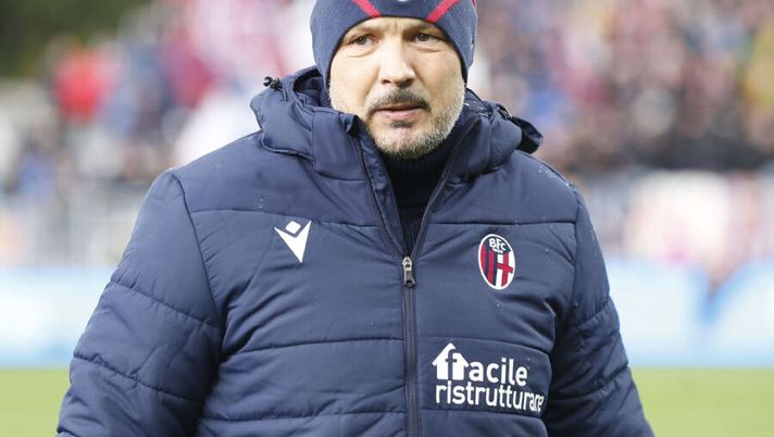 LA SPEZIA, ITALY - NOVEMBER 28: Sinisa Mihajlovic manager of Bologna FC looks on prior to the Serie A match between Spezia Calcio and Bologna FC at Stadio Alberto Picco on November 28, 2021 in La Spezia, Italy. (Photo by Gabriele Maltinti/Getty Images) LIVE – Allarme Covid: sono quattro le partite che non si giocheranno alla 20ma giornata - immagine 1