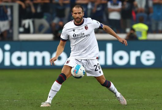 BERGAMO, ITALY - AUGUST 28: Lorenzo De Silvestri of Bologna FC in action during the Serie A match between Atalanta BC and Bologna FC at Gewiss Stadium on August 28, 2021 in Bergamo, . (Photo by Marco Luzzani/Getty Images) De Silvestri sfida la Fiorentina: “Ci mancano tre punti per l’ottavo posto”- immagine 2