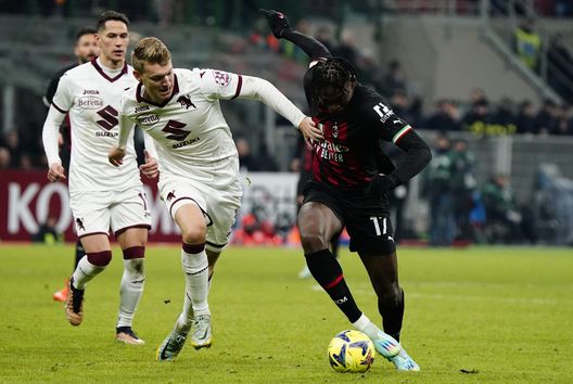MILAN, ITALY - JANUARY 11: Rafael Leão of AC Milan controls the ball during the Coppa Italia Match between AC Milan v Torino at Stadio Giuseppe Meazza on January 11, 2023 in Milan, Italy. (Photo by Pier Marco Tacca/AC Milan via Getty Images) La Fiorentina non si chiuderà: al Torino il compito di infilarla in verticale- immagine 2