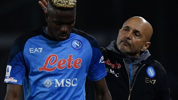 Napoli's Italian coach Luciano Spalletti comforts Napoli's Nigerian forward Victor Osimhen (L) after he was substituted during the Italian Serie A football match between Napoli and Atalanta on March 11, 2023 at the Diego-Maradona stadium in Naples. (Photo by Filippo MONTEFORTE / AFP) (Photo by FILIPPO MONTEFORTE/AFP via Getty Images) Sky: “Le voci su Osimhen? No, l’infortunio è reale. Rientro, buone possibilità per…” - immagine 1