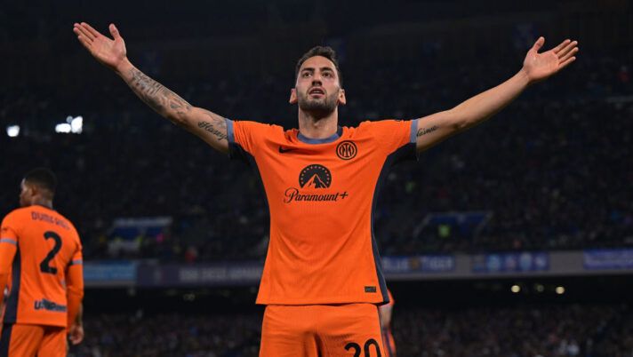 NAPLES, ITALY - DECEMBER 03: Hakan Calhanoglu of FC Internazionale celebrates after scoring the goal during the Serie A TIM match between SSC Napoli and FC Internazionale at Stadio Diego Armando Maradona on December 03, 2023 in Naples, Italy. (Photo by Mattia Ozbot - Inter/Inter via Getty Images) Voti fantacalcio: la scelta su de Vrij e Frattesi, male Osimhen! Barella più di Sommer e Calhanoglu - immagine 1