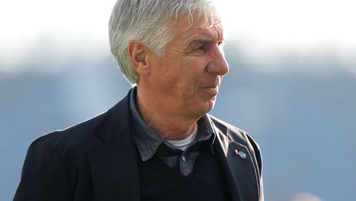 BERGAMO, ITALY - DECEMBER 18: Gian Piero Gasperini, Atalanta BC perfeorms a pitch inspection ahea of the Serie A match between Atalanta BC and AS Roma at Gewiss Stadium on December 18, 2021 in Bergamo, Italy. (Photo by Emilio Andreoli/Getty Images) Gasperini: “Non è la rosa che volevo! Okoli sarà un crack, Miranchuk, Palomino, Demiral…” - immagine 1