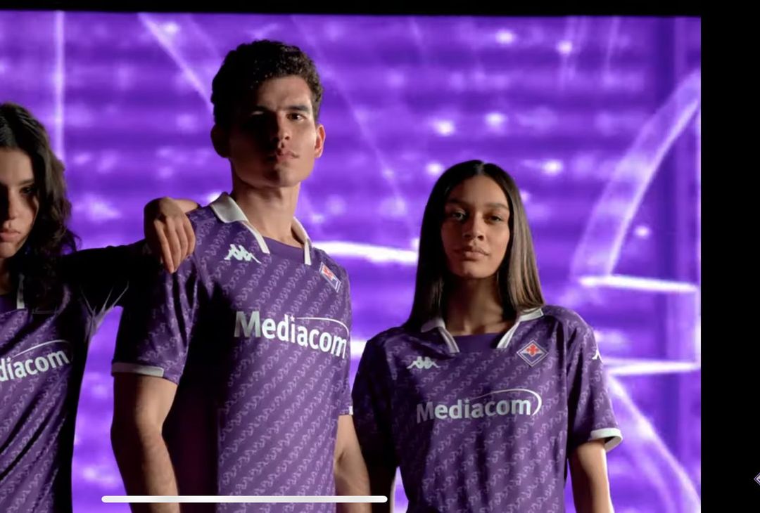 FOTO – I dettagli della nuova divisa della Fiorentina: dal colletto al DNA - immagine 8