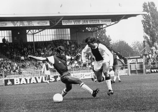 June 1971: Dutch footballer with Ajax FC, Johann Cruyff (on right). (Photo by Evening Standard/Getty Images) June 1971: Dutch footballer with Ajax FC, Johann Cruyff (on right). (Photo by Evening Standard/Getty Images)