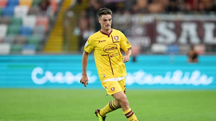 UDINE, ITALY - AUGUST 20: Giulio Maggiore of Salernitana during the Serie A match between Udinese Calcio and Salernitana at Dacia Arena on August 20, 2022 in Udine, . (Photo by Francesco Pecoraro/Getty Images) Infortunio Maggiore, previsti nuovi controlli: cosa filtra sui tempi di recupero - immagine 1