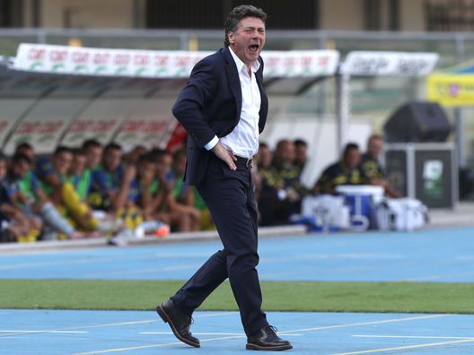  VERONA, ITALY - SEPTEMBER 30: Torino FC coach Walter Mazzarri shouts to his players during the Serie A match between Chievo Verona and Torino FC at Stadio Marc'Antonio Bentegodi on September 30, 2018 in Verona, Italy. (Photo by Marco Luzzani/Getty Images) 