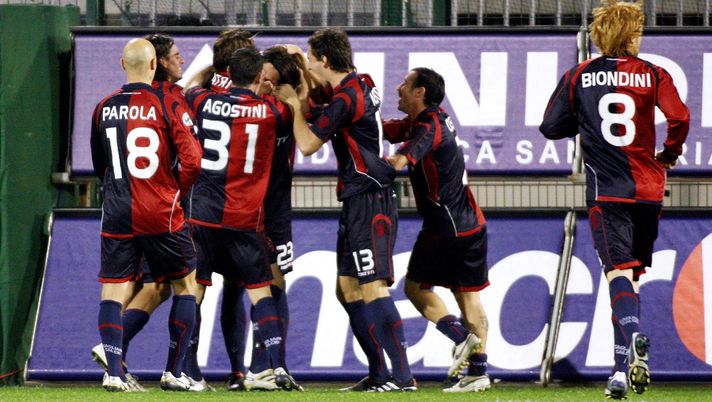 CAGLIARI, ITALY - JANUARY 16: Joaquin Larrivey of Cagliari celebrates with team mates after scoring during the Serie A match between Cagliari and Livorno at Stadio Sant'Elia on January 16, 2010 in Cagliari, Italy. (Photo by Enrico Locci/Getty Images) Larrivey: “Astori era speciale, un dolore immenso perderlo” - immagine 1