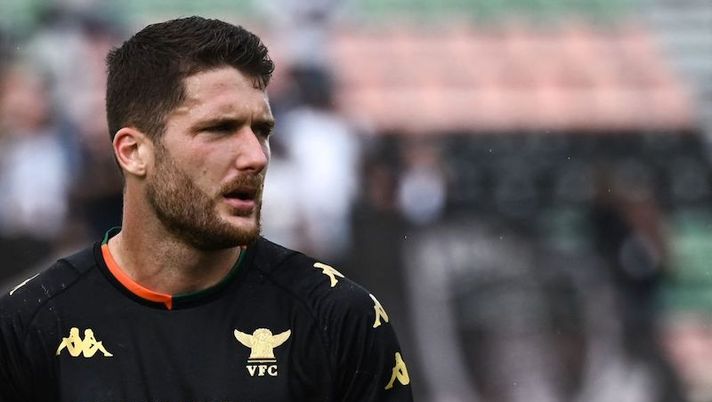 Unione Venezia's French forward Thomas Henry looks on during the Italian Serie A football match Unione Venezia vs Spezia on September 19, 2021 at the Pier-Luigi-Penzo stadium in Venice. (Photo by MARCO BERTORELLO / AFP) (Photo by MARCO BERTORELLO/AFP via Getty Images) ? VIDEO – Zanetti aggredisce Henry dopo il rosso: ecco cos’è successo - immagine 1