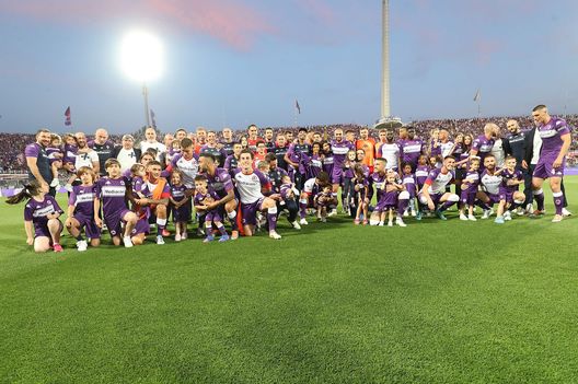 FLORENCE, ITALY - MAY 21: All player of ACF Fiorentina and his sons during the Serie A match between ACF Fiorentina and Juventus at Stadio Artemio Franchi on May 21, 2022 in Florence, Italy. (Photo by Gabriele Maltinti/Getty Images) gruppo Fiorentina