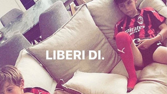 Leonardo Bonucci, ex giocatore del Milan, fotografa i suoi due figli con la maglia rossonera