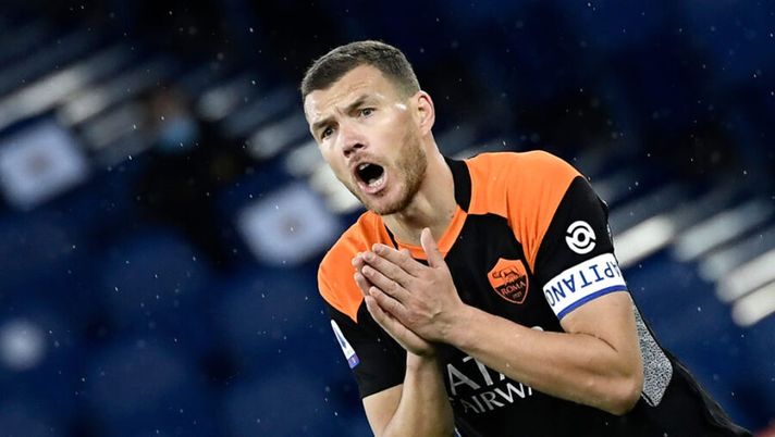 Roma's Bosnian forward Edin Dzeko reacts during the Italian Serie A football match Roma vs Sassuolo at Olympic stadium in Rome on December 6, 2020. (Photo by Filippo MONTEFORTE / AFP) (Photo by FILIPPO MONTEFORTE/AFP via Getty Images) Dzeko, la Gazzetta: “Da Trigoria si racconta come Edin adesso con i compagni…” - immagine 1