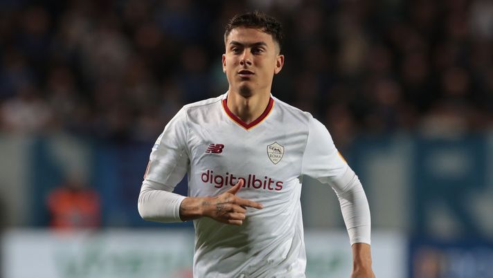 BERGAMO, ITALY - APRIL 24: Paulo Dybala of AS Roma looks on during the Serie A match between Atalanta BC and AS Roma at Gewiss Stadium on April 24, 2023 in Bergamo, Italy. (Photo by Emilio Andreoli/Getty Images) Roma, la probabile formazione in Europa League: le ultime sulla gestione di Dybala - immagine 1