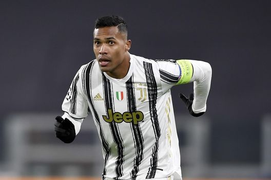 Alex Sandro con la fascia da capitano della Juventus Alex Sandro con la fascia da capitano della Juventus