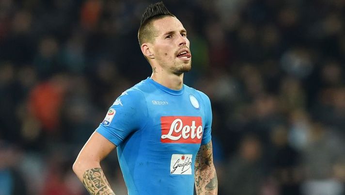 NAPLES, ITALY - NOVEMBER 28: Napolis player Marek Hamsik stands disappointed after the Serie A match between SSC Napoli and US Sassuolo November 28, 2016 in Naples, Italy. (Photo by Francesco Pecoraro/Getty Images) Hamsik spento, La Gazzetta spaventa: “Sarri è pronto a lanciare il suo erede” - immagine 1