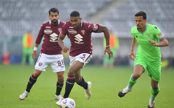  TURIN, ITALY - NOVEMBER 01: Gleison Bremer (L) of Torino FC in action against Luiz Felipe Ramos Marchi of SS Lazio during the Serie A match between Torino FC and SS Lazio at Stadio Olimpico di Torino on November 1, 2020 in Turin, Italy. (Photo by Valerio Pennicino/Getty Images)