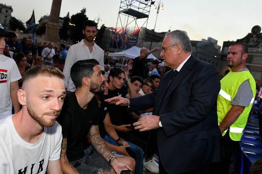 ROME, ITALY - JULY 04: Luis Alberto and SS Lazio President Claudio Lotito prior the SS Lazio unveil new kit at the Popolo square on July 04, 2022 in Rome, Italy. (Photo by Marco Rosi - SS Lazio/Getty Images) Il paradosso di Luis Alberto: tanti lo vogliono, ma nessuno lo compra- immagine 2