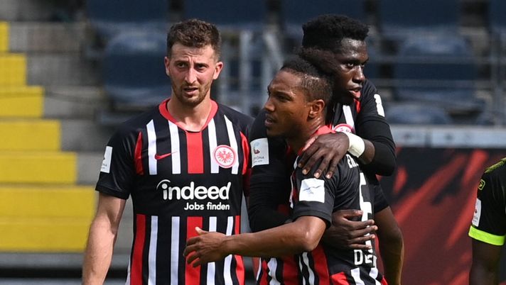 FRANKFURT AM MAIN, GERMANY - JUNE 27: Eintracht Frankfurt players (L-R) David Abraham, Jonathan de Guzman, and Danny da Costa react after during the Bundesliga match between Eintracht Frankfurt and SC Paderborn 07 at Commerzbank-Arena on June 27, 2020 in Frankfurt am Main, Germany. (Photo by Sascha Steinbach/Pool via Getty Images) FRANKFURT AM MAIN, GERMANY - JUNE 27: Eintracht Frankfurt players (L-R) David Abraham, Jonathan de Guzman, and Danny da Costa react after during the Bundesliga match between Eintracht Frankfurt and SC Paderborn 07 at Commerzbank-Arena on June 27, 2020 in Frankfurt am Main, Germany. (Photo by Sascha Steinbach/Pool via Getty Images)