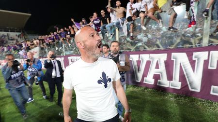 FLORENCE, ITALY - MAY 21: Vincenzo Italiano manager of ACF Fiorentina celebrates the victory after during the Serie A match between ACF Fiorentina and Juventus at Stadio Artemio Franchi on May 21, 2022 in Florence, Italy. (Photo by Gabriele Maltinti/Getty Images)