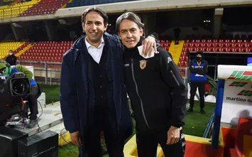  BENEVENTO, ITALY - DECEMBER 15: Simone Inzaghi, SS Lazio coach, greets his brother Filippo Inzaghi, the Benevento Calcio coach before the Serie A match between Benevento Calcio and SS Lazio at Stadio Ciro Vigorito on December 15, 2020 in Benevento, Italy. (Photo by Francesco Pecoraro/Getty Images)