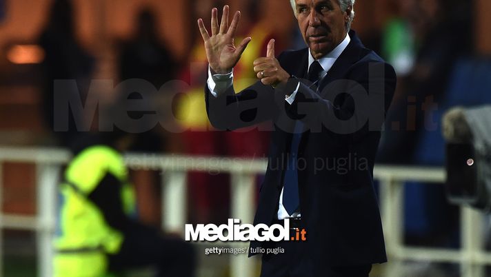 BERGAMO, ITALY - SEPTEMBER 21: Head Coach Gian Piero Gasperini of Atalanta issues instructions during the Serie A match between Atalanta BC and US Citta di Palermo at Stadio Atleti Azzurri d'Italia on September 21, 2016 in Bergamo, Italy. (Photo by Tullio M. Puglia/Getty Images) BERGAMO, ITALY - SEPTEMBER 21: Head Coach Gian Piero Gasperini of Atalanta issues instructions during the Serie A match between Atalanta BC and US Citta di Palermo at Stadio Atleti Azzurri d'Italia on September 21, 2016 in Bergamo, Italy. (Photo by Tullio M. Puglia/Getty Images)