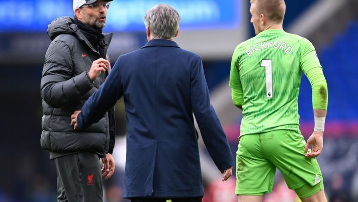 LIVERPOOL, ENGLAND - OCTOBER 17: Jurgen Klopp, Maager of Liverpool speaks with Carlo Ancelotti, Manager and Jordan Pickford of Everton during the Premier League match between Everton and Liverpool at Goodison Park on October 17, 2020 in Liverpool, England. Sporting stadiums around the UK remain under strict restrictions due to the Coronavirus Pandemic as Government social distancing laws prohibit fans inside venues resulting in games being played behind closed doors. (Photo by Laurence Griffiths/Getty Images) LIVERPOOL, ENGLAND - OCTOBER 17: Jurgen Klopp, Maager of Liverpool speaks with Carlo Ancelotti, Manager and Jordan Pickford of Everton during the Premier League match between Everton and Liverpool at Goodison Park on October 17, 2020 in Liverpool, England. Sporting stadiums around the UK remain under strict restrictions due to the Coronavirus Pandemic as Government social distancing laws prohibit fans inside venues resulting in games being played behind closed doors. (Photo by Laurence Griffiths/Getty Images)