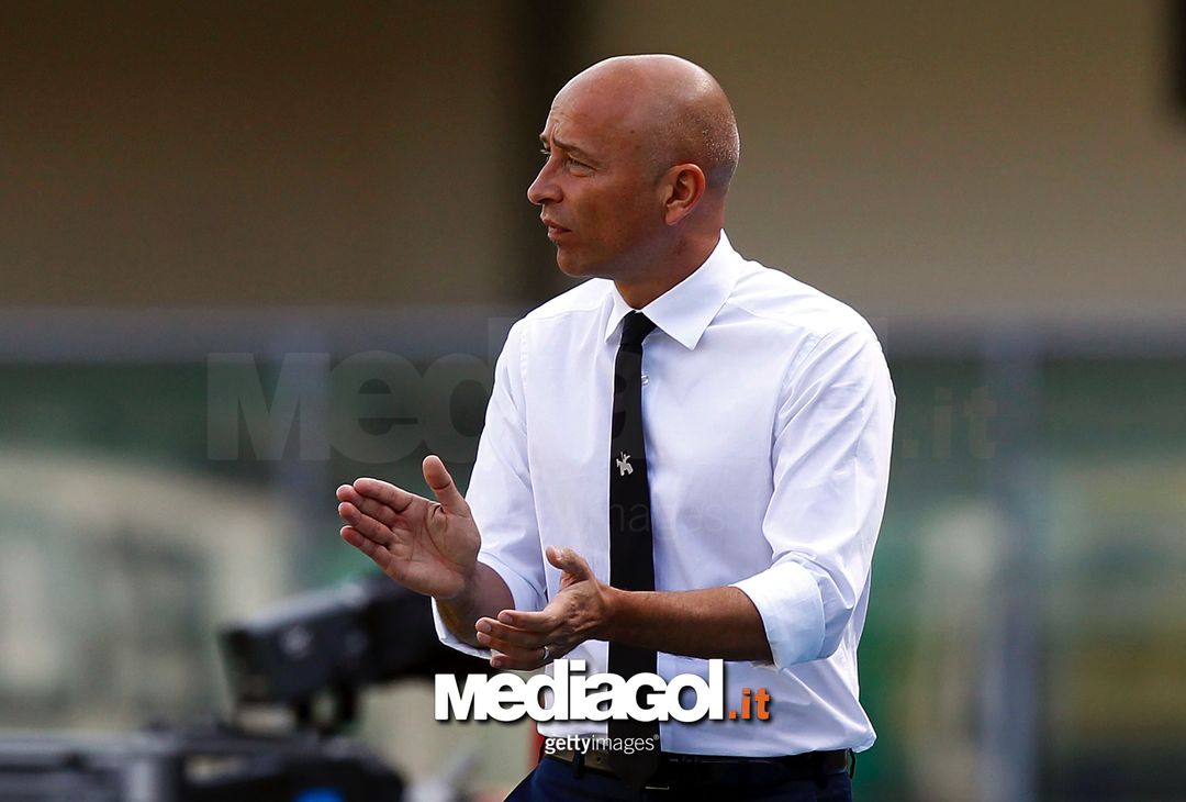  VERONA, ITALY - SEPTEMBER 28: Eugenio Corini head coach of AC Chievo Verona gestures during the Serie A match between AC Chievo Verona and Empoli FC at Stadio Marc'Antonio Bentegodi on September 28, 2014 in Verona, Italy.  (Photo by Gabriele Maltinti/Getty Images) 