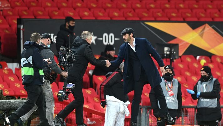 MANCHESTER, ENGLAND - APRIL 29: Paulo Fonseca, Head Coach of Roma shakes hands with Ole Gunnar Solskjaer, Manager of Manchester United following the UEFA Europa League Semi-final First Leg match between Manchester United and AS Roma at Old Trafford on April 29, 2021 in Manchester, England. Sporting stadiums around Europe remain under strict restrictions due to the Coronavirus Pandemic as Government social distancing laws prohibit fans inside venues resulting in games being played behind closed doors. (Photo by Michael Regan/Getty Images) 