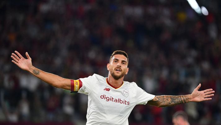 Roma's Italian midfielder Lorenzo Pellegrini celebrates after scoring the opening goal during the friendly football match between AS Roma and FC Shakhtar Donetsk at the Olympic Stadium in Rome, on August 7, 2022. (Photo by Isabella BONOTTO / AFP) (Photo by ISABELLA BONOTTO/AFP via Getty Images) Roma, scelte di formazione fatte per la Juve: dal ruolo di Pellegrini a Dybala e Matic - immagine 1