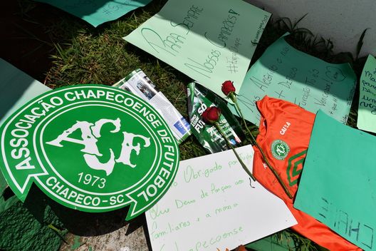 Fiori e oggetti lasciati dai tifosi del Chapecoense nello stadio della squadra, l'Arena Conda, a Chapecó, Brasile, 29 novembre 2016(NELSON ALMEIDA/AFP/Getty Images)art Fiori e oggetti lasciati dai tifosi del Chapecoense nello stadio della squadra, l'Arena Conda, a Chapecó, Brasile, 29 novembre 2016(NELSON ALMEIDA/AFP/Getty Images)art