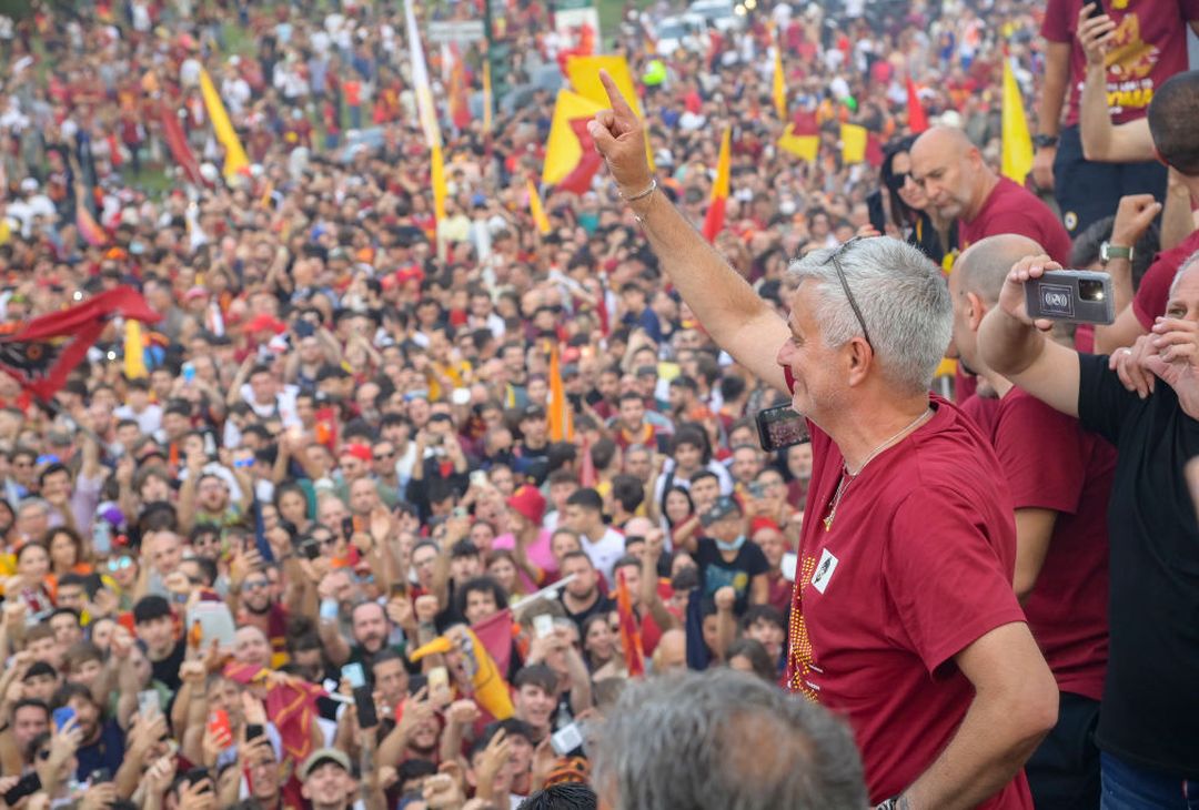 Roma, il popolo giallorosso in festa visto dal pullman della squadra – FOTO GALLERY- immagine 1