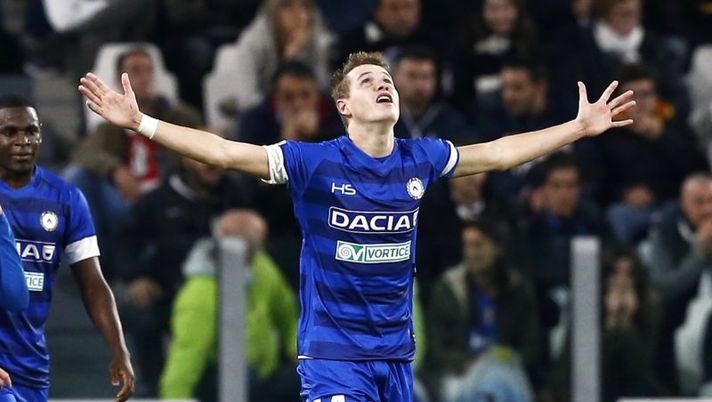 Udinese's midfielder Jakub Jankto of Czech Republic (R) celebrates after scoring during the Italian Serie A football match Juventus vs Udinese on October 15, 2016 at the 'Juventus Stadium' in Turin. / AFP / MARCO BERTORELLO (Photo credit should read MARCO BERTORELLO/AFP/Getty Images) Udinese, Jankto non si ferma più: gol all’esordio in nazionale - immagine 1