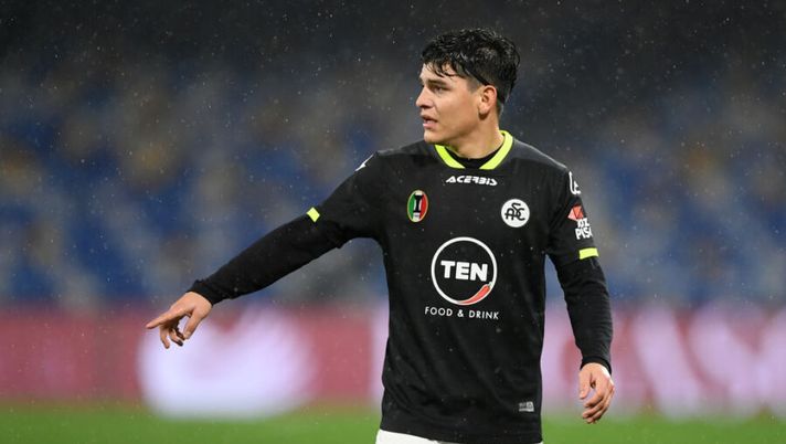 NAPLES, ITALY - JANUARY 06: Kevin Agudelo of Spezia Calcio during the Serie A match between SSC Napoli and Spezia Calcio at Stadio Diego Armando Maradona on January 06, 2021 in Naples, Italy. Sporting stadiums around Italy remain under strict restrictions due to the Coronavirus Pandemic as Government social distancing laws prohibit fans inside venues resulting in games being played behind closed doors. (Photo by Francesco Pecoraro/Getty Images ) Spezia, infortunio Agudelo: brutte notizie dagli esami, c’è la frattura - immagine 1