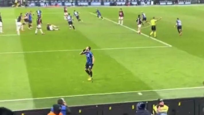 Curva Milan-Calhanoglu, è sempre derby: ecco il dito del turco… Curva Milan-Calhanoglu, è sempre derby: ecco il dito del turco… - immagine 1