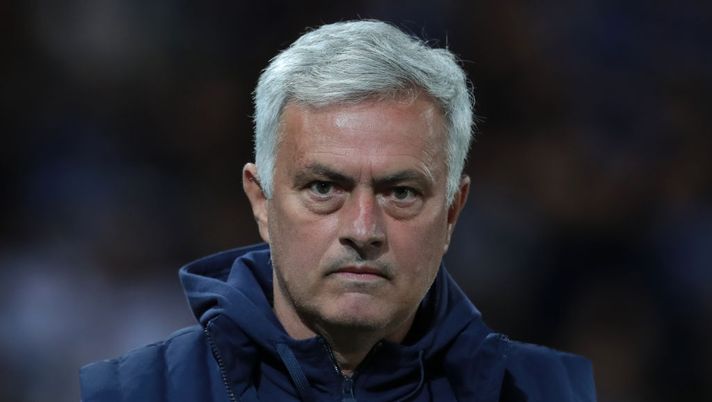 BERGAMO, ITALY - APRIL 24: AS Roma head coach Jose Mourinho looks on during the Serie A match between Atalanta BC and AS Roma at Gewiss Stadium on April 24, 2023 in Bergamo, Italy. (Photo by Emilio Andreoli/Getty Images) Mourinho: “PSG? Non hanno parlato con me! Come stanno Wijnaldum, Dybala e Smalling” - immagine 1
